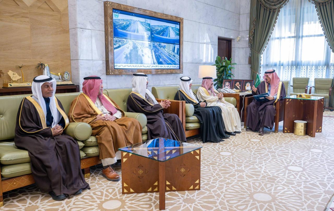 أمير الرياض مع أعضاء لجنة قيصرية الكتاب